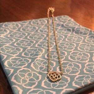 Decklyn filigree becklace in gold